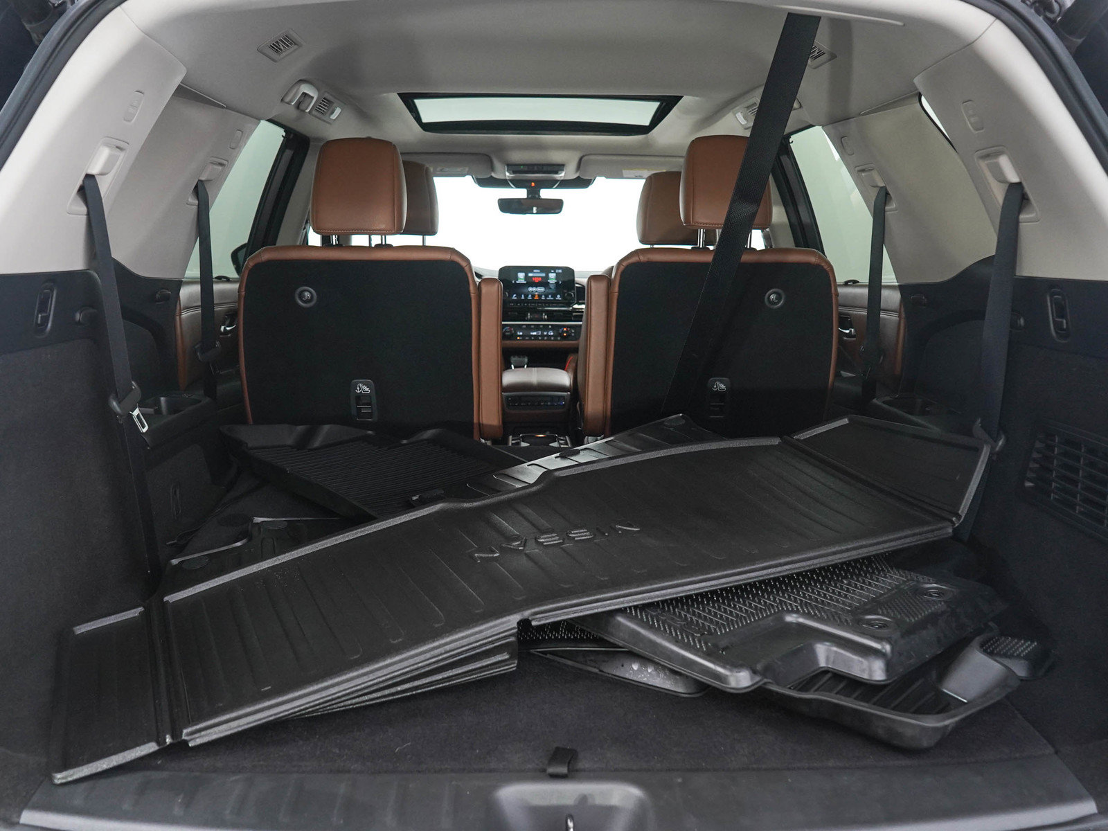 Used 2024 Nissan Pathfinder Platinum AWD/4WD image 9