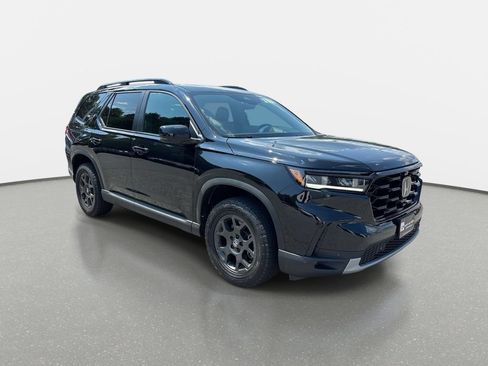 Used 2025 Honda Pilot TrailSport image 2