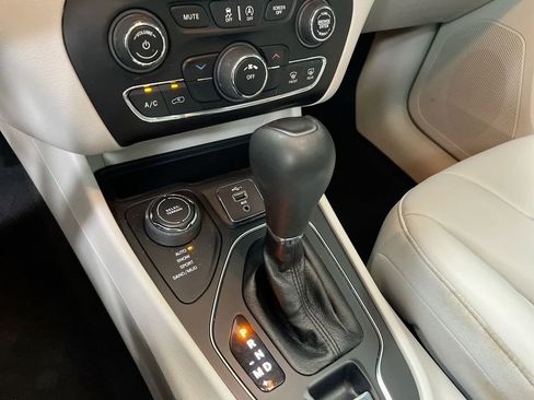 Used 2021 Jeep Cherokee Latitude Plus w/ Sun & Sound Group AWD/4WD image 17