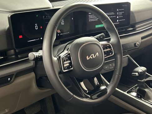 Used 2025 Kia Carnival EX image 13