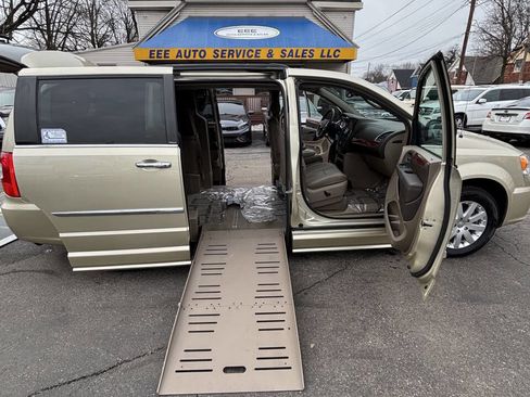 Used 2012 Chrysler Town & Country Touring-L w/ Trailer Tow Group image 16