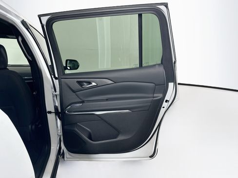 Used 2025 Chevrolet Traverse LT FWD image 31