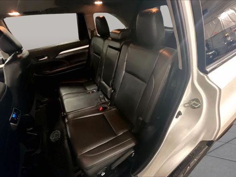 Used 2019 Toyota Highlander XLE AWD/4WD image 21