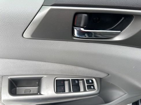 Used 2010 Subaru Forester 2.5X Limited image 13