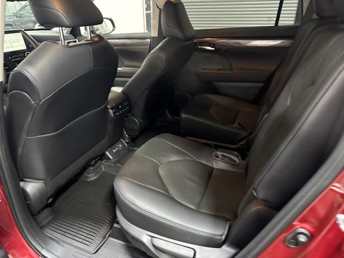 Used 2023 Toyota Highlander Platinum AWD/4WD image 31