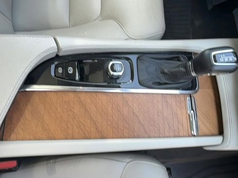 Certified 2022 Volvo XC90 T6 Momentum w/ Advanced Package image 19