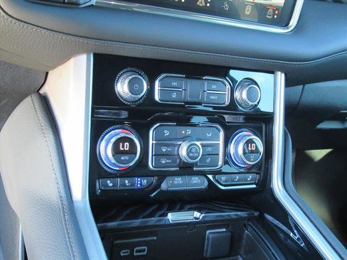 Used 2024 GMC Yukon Denali w/ Advanced Technology Package image 24