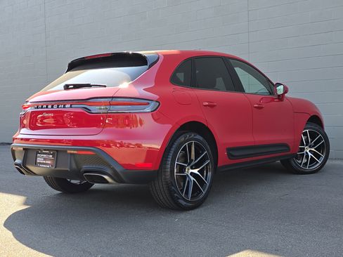 Certified 2025 Porsche Macan image 9