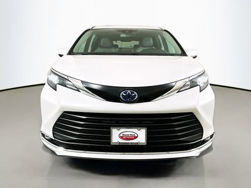 Used 2024 Toyota Sienna XLE image 2