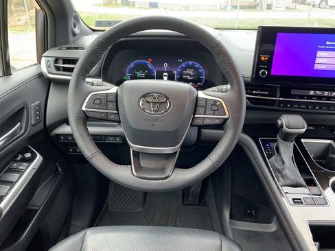 Used 2025 Toyota Sienna Platinum image 17