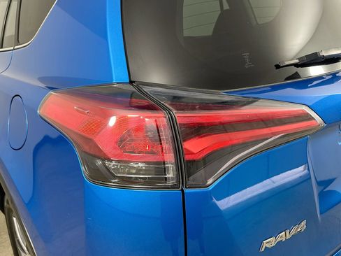 Used 2018 Toyota RAV4 LE AWD/4WD image 12