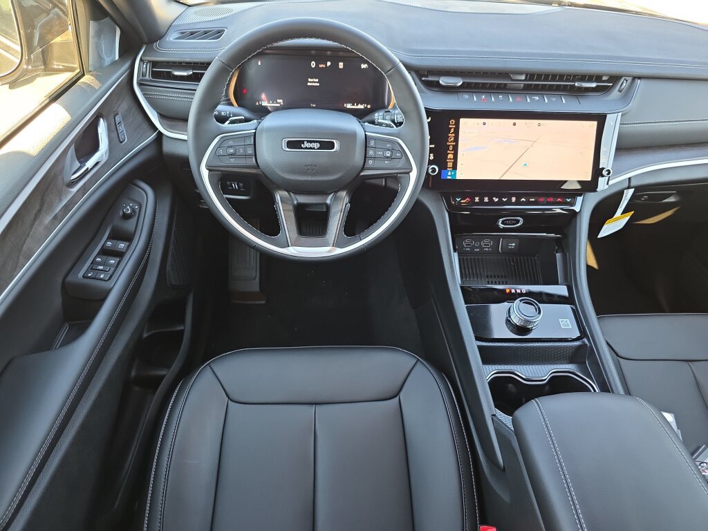 New 2027 Jeep Grand Cherokee Limited RWD image 7