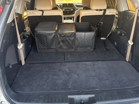 Used 2025 Toyota Highlander XLE FWD image 9