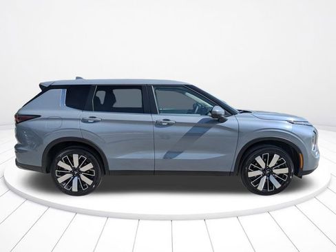 New 2026 Mitsubishi Outlander SE image 3