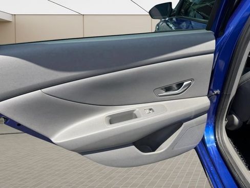 Used 2025 Hyundai Elantra SE FWD image 18