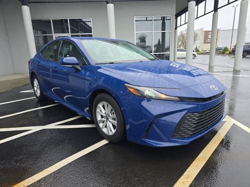 Used 2025 Toyota Camry LE image 3