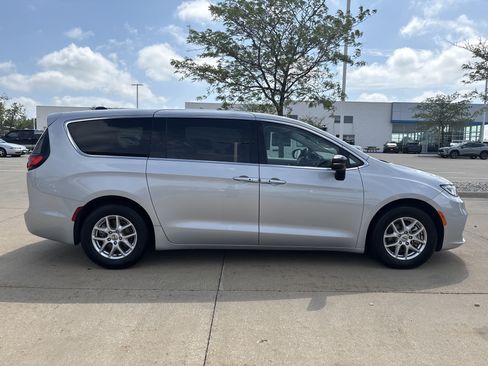 Used 2024 Chrysler Pacifica Touring-L FWD image 8