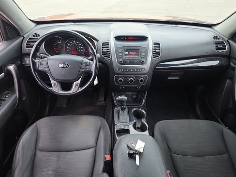 Used 2015 Kia Sorento LX image 11