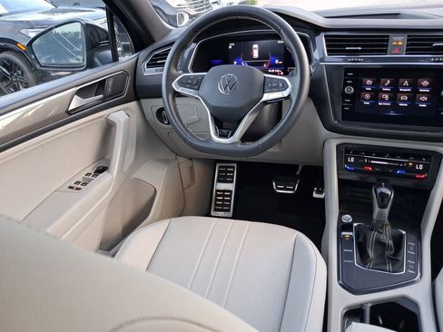 Used 2023 Volkswagen Tiguan SE R-Line image 10