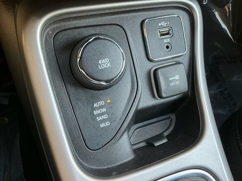 Used 2020 Jeep Compass Latitude w/ Cold Weather Group AWD/4WD image 27