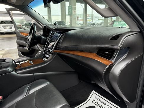 Used 2018 Cadillac Escalade Luxury AWD/4WD image 22