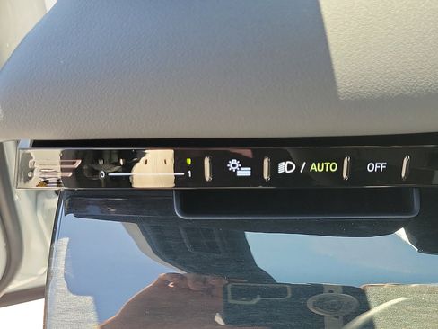 Used 2025 BMW 530i w/ M Sport Package RWD image 23