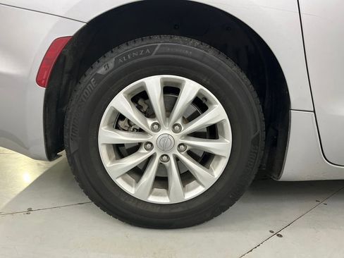 Used 2017 Chrysler Pacifica Touring-L image 17