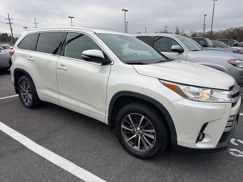 Used 2017 Toyota Highlander XLE image 2