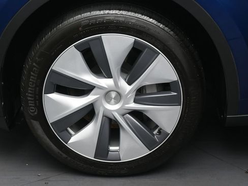 Used 2024 Tesla Model Y 2WD image 11