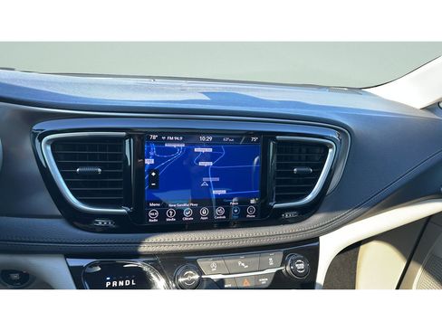 Used 2018 Chrysler Pacifica Limited FWD image 14