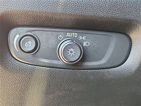 Used 2023 Chevrolet Traverse LT image 17