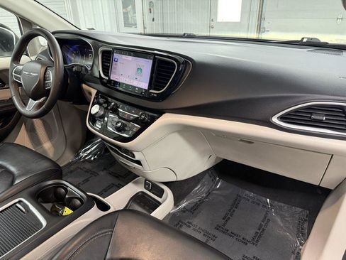 Used 2023 Chrysler Pacifica Touring-L FWD image 41
