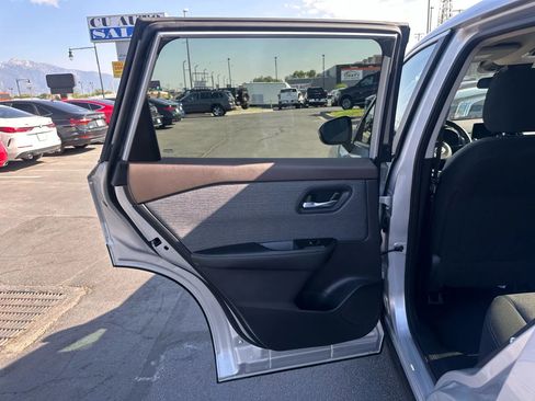 Used 2023 Nissan Rogue SV image 23