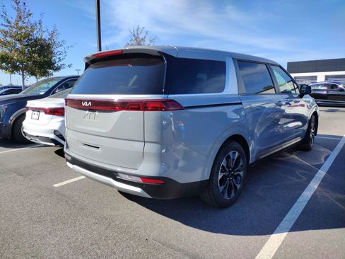 Used 2024 Kia Carnival EX image 6