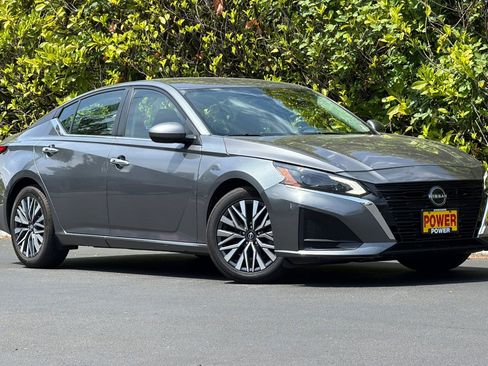 Used 2023 Nissan Altima 2.5 SV FWD image 2