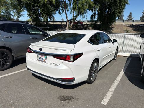 Certified 2022 Lexus ES 300h w/ Accessory Package 2 FWD image 3