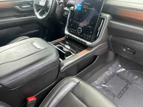 Used 2025 GMC Yukon Denali AWD/4WD image 18