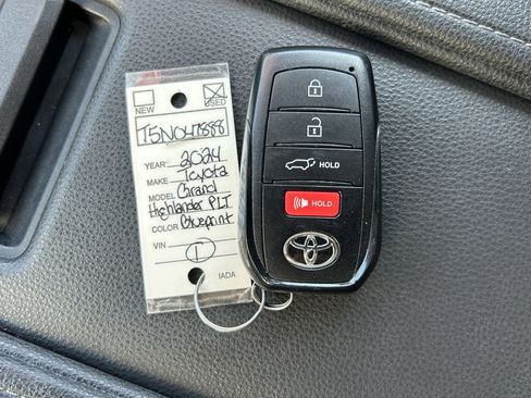Certified 2024 Toyota Grand Highlander AWD image 38