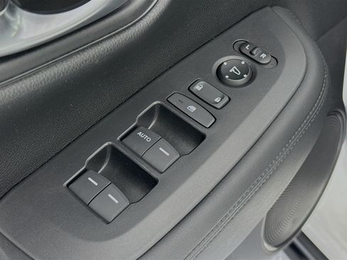 Certified 2023 Honda HR-V LX image 17