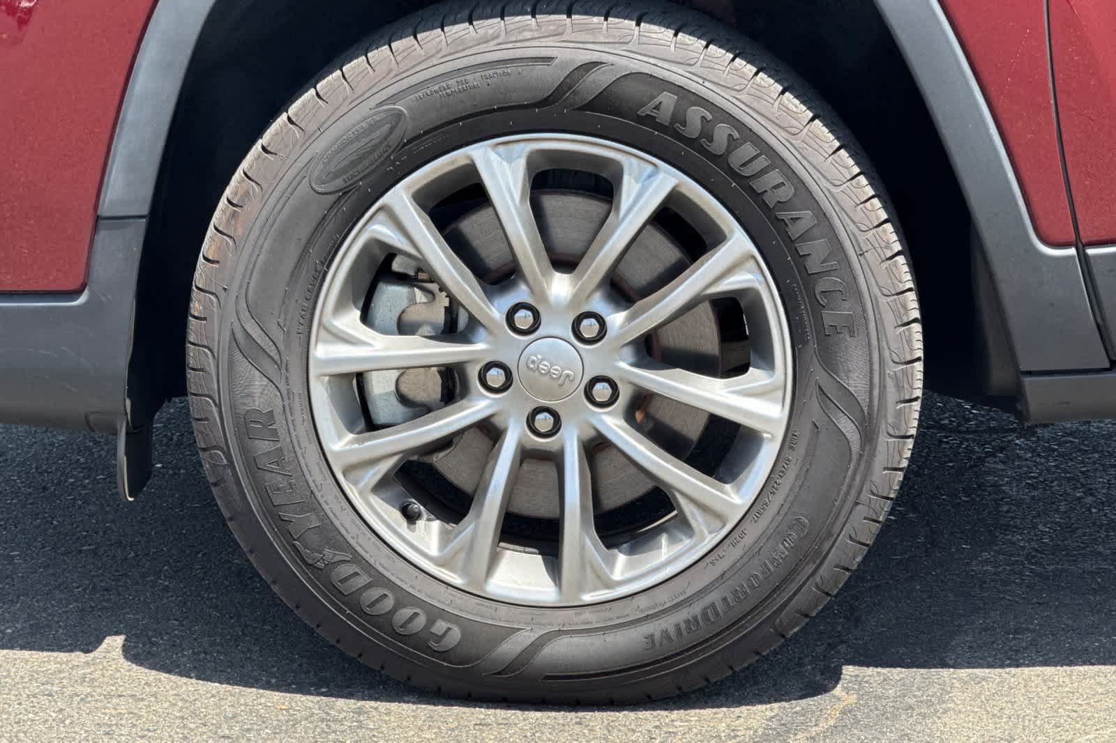 Used 2019 Jeep Cherokee Latitude Plus w/ Cold Weather Group AWD/4WD image 31