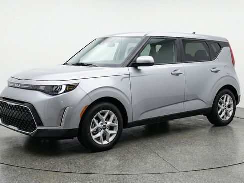 Used 2025 Kia Soul LX w/ LX Technology Package image 3