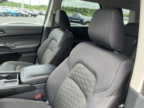 Used 2025 Nissan Pathfinder SV FWD image 13