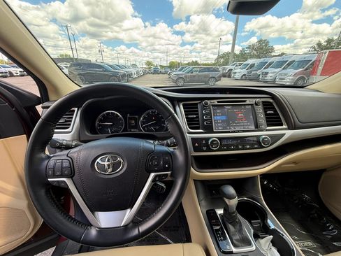 Used 2017 Toyota Highlander XLE w/ Carpet Mat Package AWD/4WD image 19