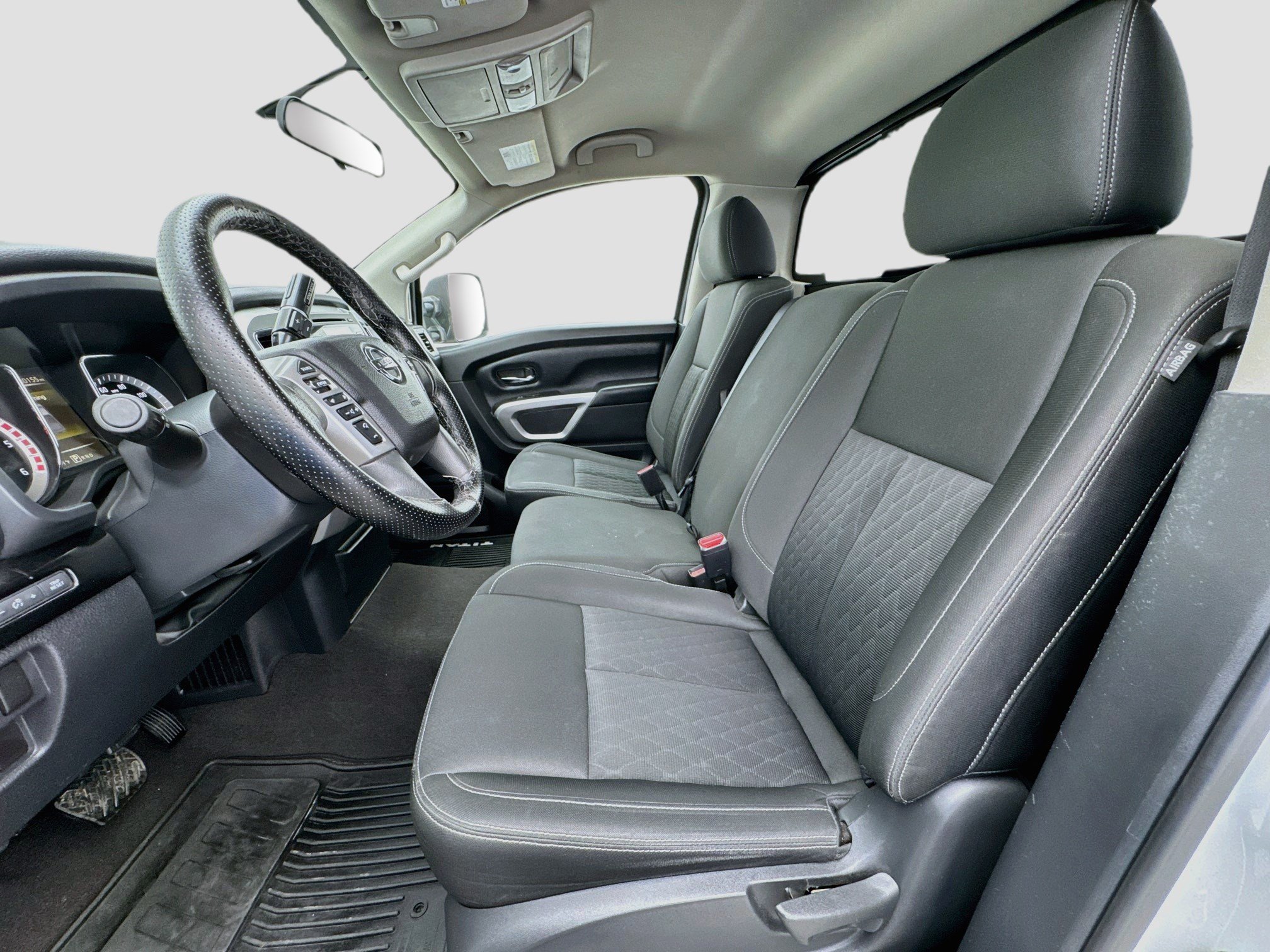 Used 2017 Nissan Titan SV RWD image 12