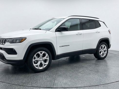 Used 2025 Jeep Compass Latitude AWD/4WD image 3