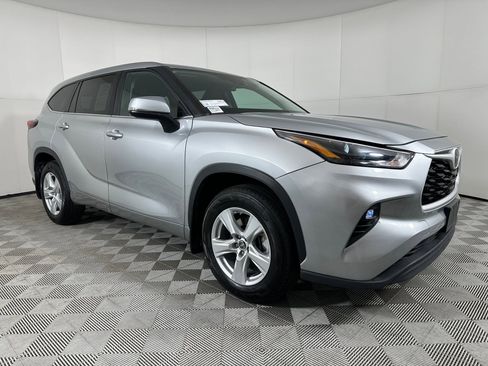 Used 2024 Toyota Highlander LE image 7