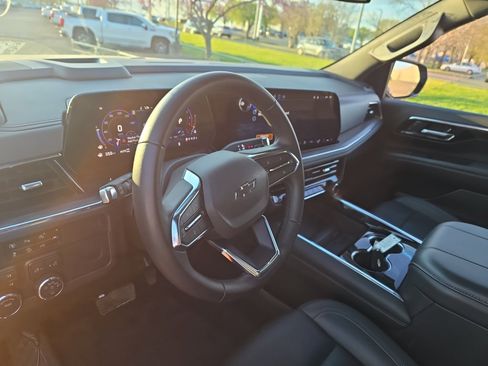 Used 2025 Chevrolet Suburban Z71 image 16