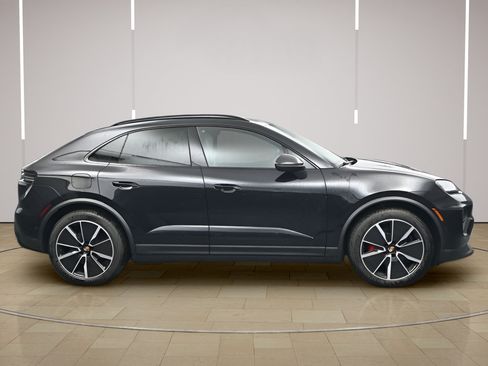 Certified 2025 Porsche Macan 4S Electric AWD/4WD image 26