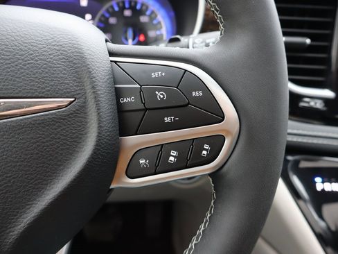 Used 2022 Chrysler Pacifica Limited image 7