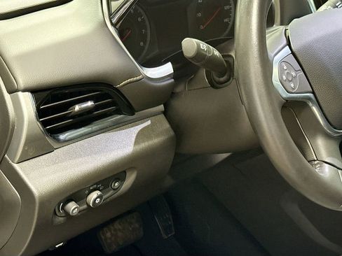 Used 2021 Chevrolet Traverse LT FWD image 10